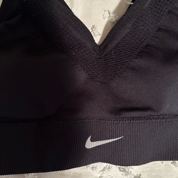 nike sports bra - Picture 2 of 4